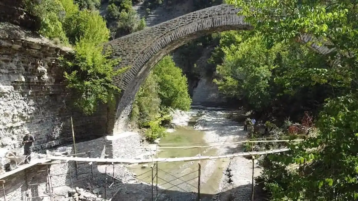 Ολοκληρώνονται οι εργασίες στερέωσης στη γέφυρα «Καμάρα Πλακοβίτσας» στο Διάσελλο