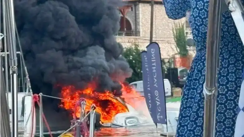 Φωτιά κατέστρεψε φουσκωτό σκάφος στα Σύβοτα Λευκάδας – Ελαφρά τραυματίας ένας άνδρας