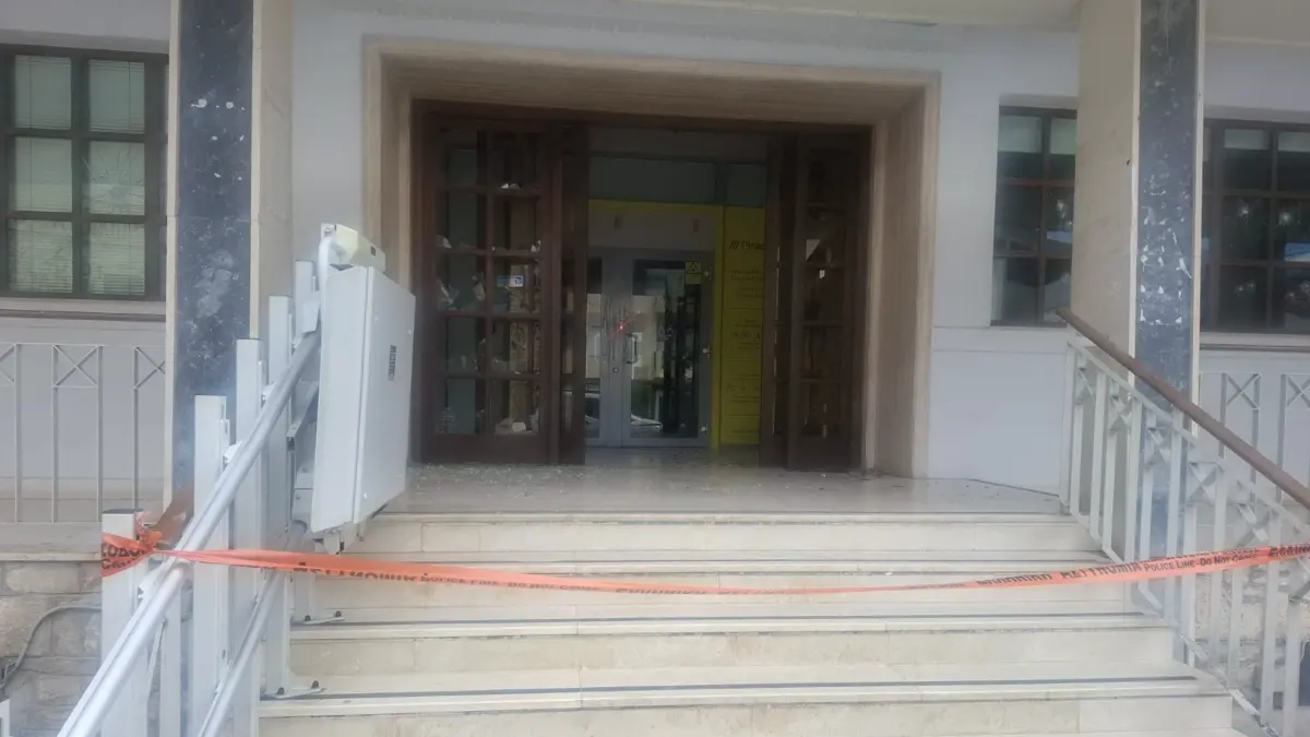 Επίθεση σε κατάστημα της Τράπεζας Πειραιώς στα Ιωάννινα – Αποκλεισμένος ο χώρος από την Αστυνομία (βίντεο)