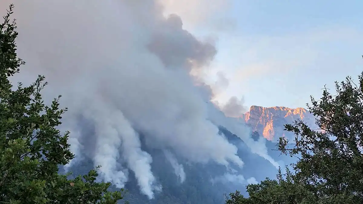 Κόνιτσα: Μεγάλη αναζωπύρωση στην Τραπεζίτσα – Ήχησε το 112 προειδοποιεί για πυκνούς καπνούς