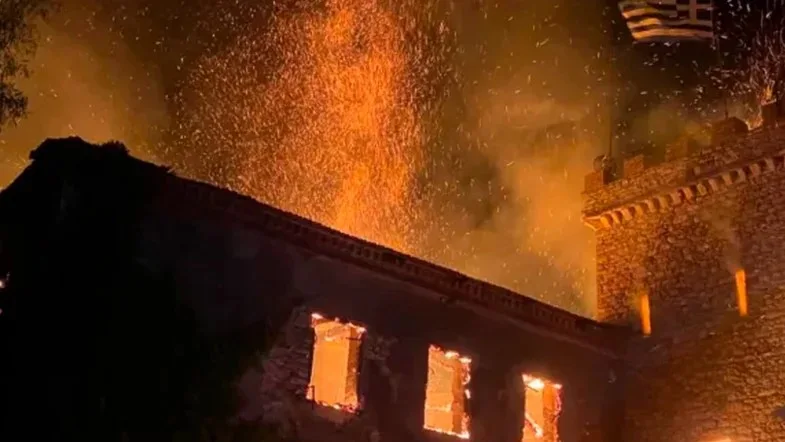 Φωτιά στην Achaia Clauss: Εικόνες καταστροφής στο ιστορικό οινοποιείο της Πάτρας (video)