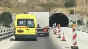 Εγνατία Οδός: Ασθενοφόρο με αναμμένους φάρους δυσκολεύεται να κινηθεί λόγω της μονοδρόμησης (βίντεο)