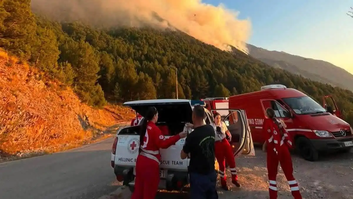 Κόνιτσα: Στο μέτωπο της πυρκαγιάς οι εθελοντές του Ελληνικού Ερυθρού Σταυρού