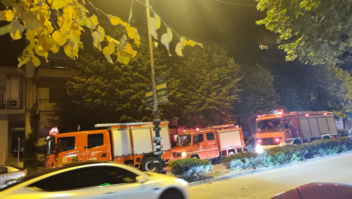 Ιωάννινα: Φωτιά σε διαμέρισμα στη Δωδώνης – Από παράθυρο μπήκαν οι πυροσβέστες (βίντεο)