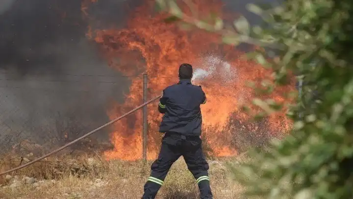 Πυροσβεστική: Προσοχή για τουλάχιστον δέκα ακόμη ημέρες (βίντεο)