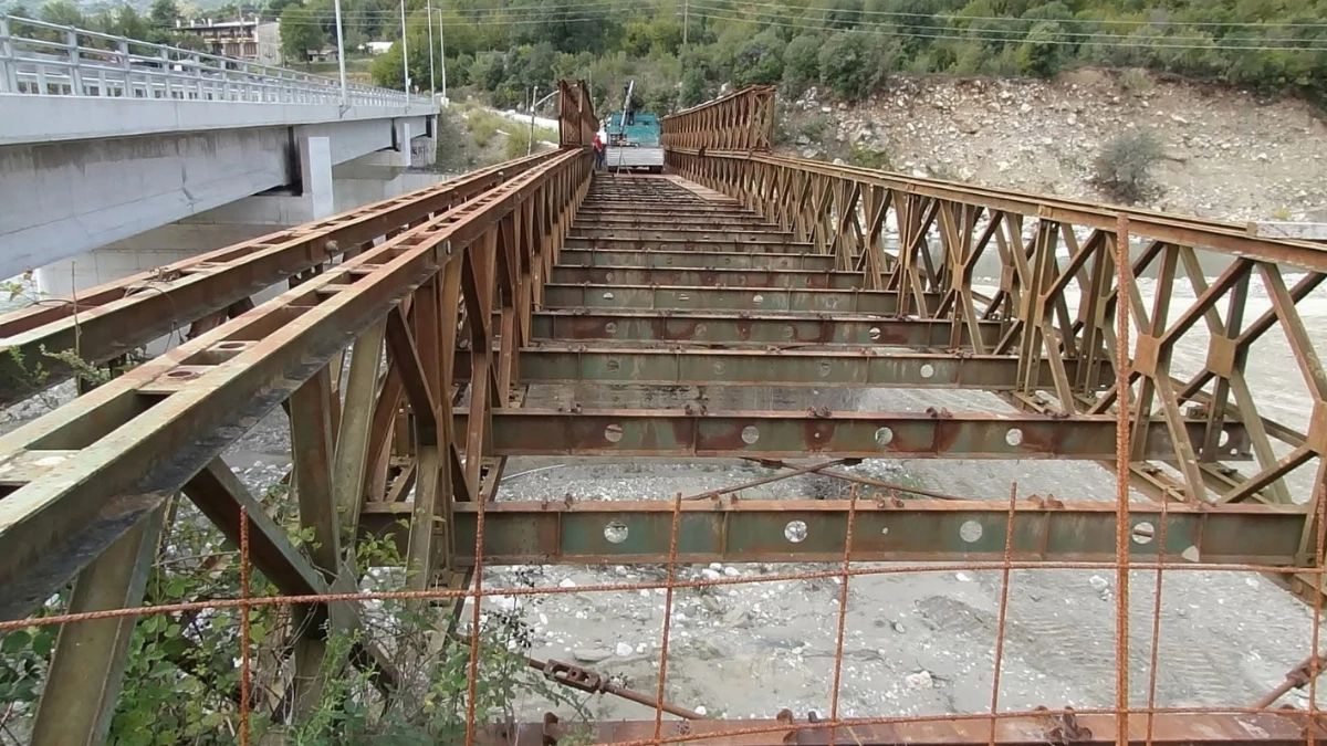 Αποσυναρμολογείται η γέφυρα Μπέλεϊ στην Πλάκα – Θα μεταφερθεί στον Καταρρακτιώτικο παραπόταμο