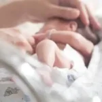 Δημογραφικό: «Φρενάρει» η πτώση των γεννήσεων – Τι δείχνουν τα στοιχεία του 2026