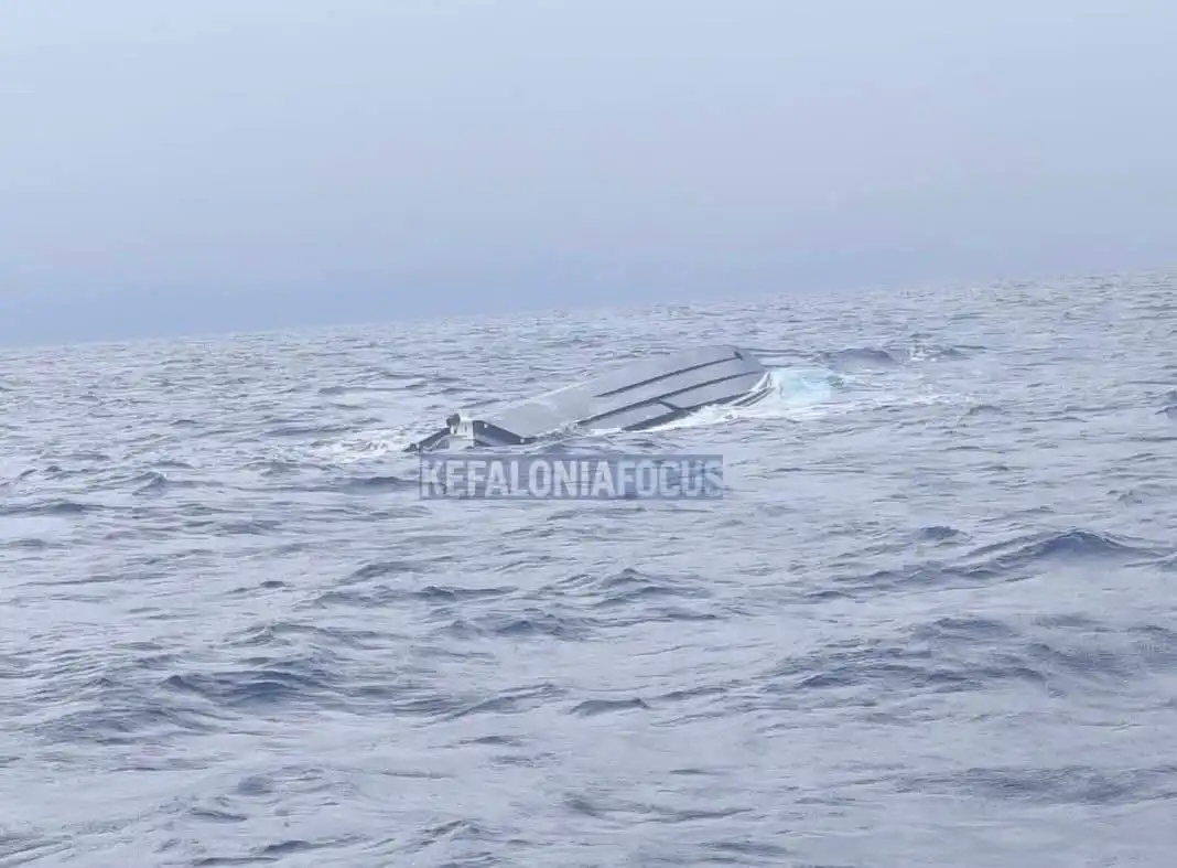 Θρίλερ στο Ιόνιο – Ανατροπή ταχύπλοου 12 ναυτικά μίλια από την Κεφαλονιά, αγνοείται 45χρονος