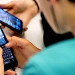 Smartphone από τα 12: Με περισσότερα συμπτώματα διατροφικών διαταραχών το συνδέει νέα μελέτη