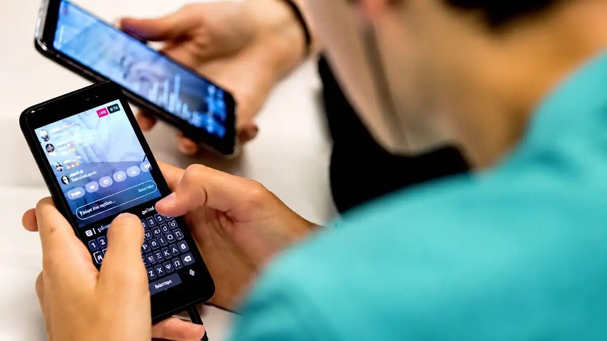 Smartphone από τα 12: Με περισσότερα συμπτώματα διατροφικών διαταραχών το συνδέει νέα μελέτη
