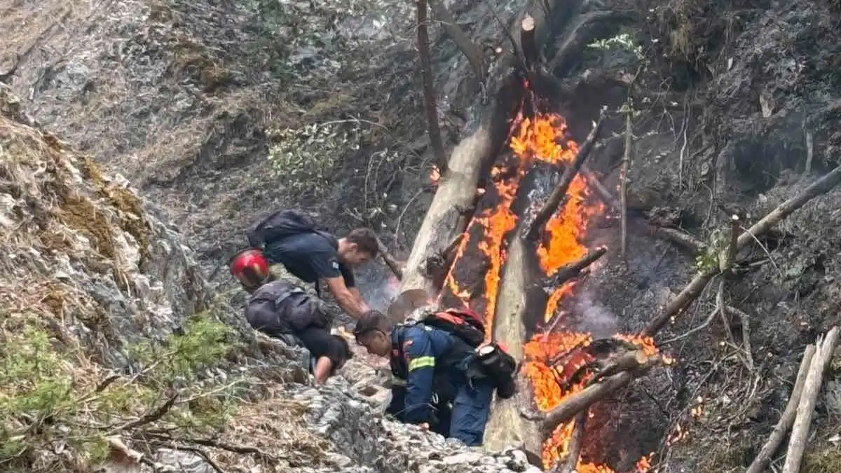 Τραπεζίτσα: Όλοι μαζί έδωσαν τη μάχη – Η χθεσινή βροχή σύμμαχος στον δύσκολο αγώνα των 11 ημερών
