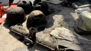 Όπλο και κράνη του Β’ Παγκοσμίου Πολέμου ανέσυραν οι δύτες από την Παμβώτιδα