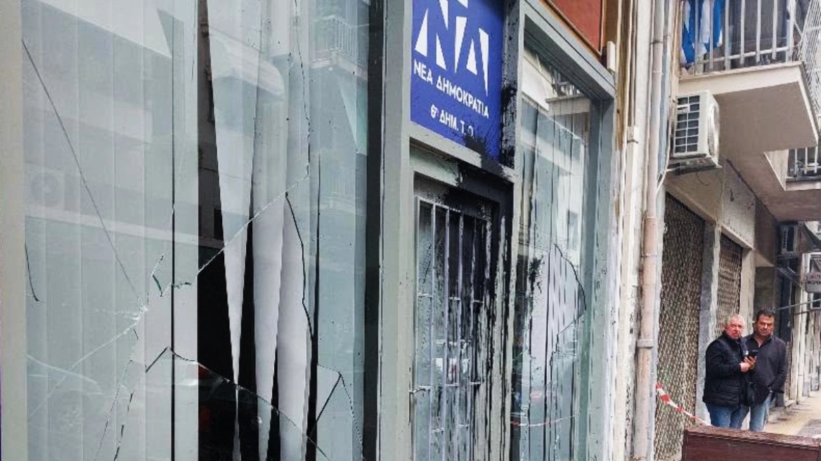 Κυψέλη: Επίθεση στα γραφεία της Νέας Δημοκρατίας με μπογιές και φθορές