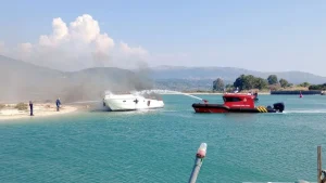 Λευκάδα: Στην ακτή οι τρεις επιβαίνοντες μετά από φωτιά σε θαλαμηγό