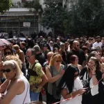 Γιώργος Μαζωνάκης: Πλήθος κόσμου για το τελευταίο «αντίο»… στην «παλιά του γειτονιά» (βίντεο)