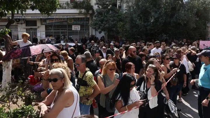 Γιώργος Μαζωνάκης: Πλήθος κόσμου για το τελευταίο «αντίο»… στην «παλιά του γειτονιά» (βίντεο)