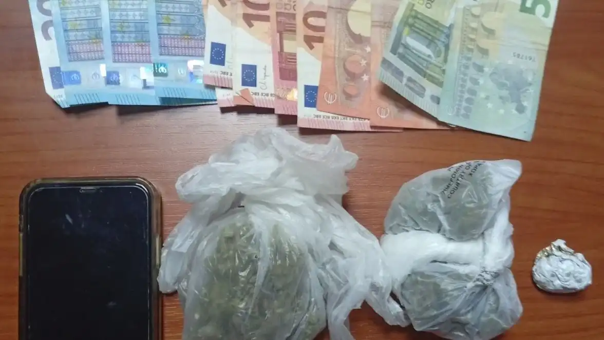 Ιωάννινα: Δύο ανήλικοι συνελήφθησαν – Κρυμμένη κάνναβη στα χόρτα της αυλής σχολείου