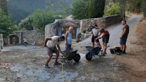 «Όταν οι κάτοικοι παίρνουν τον δρόμο στα χέρια τους…» – Στο Νεοχώρι Λευκάδας η αγάπη για τον τόπο γίνεται πράξη