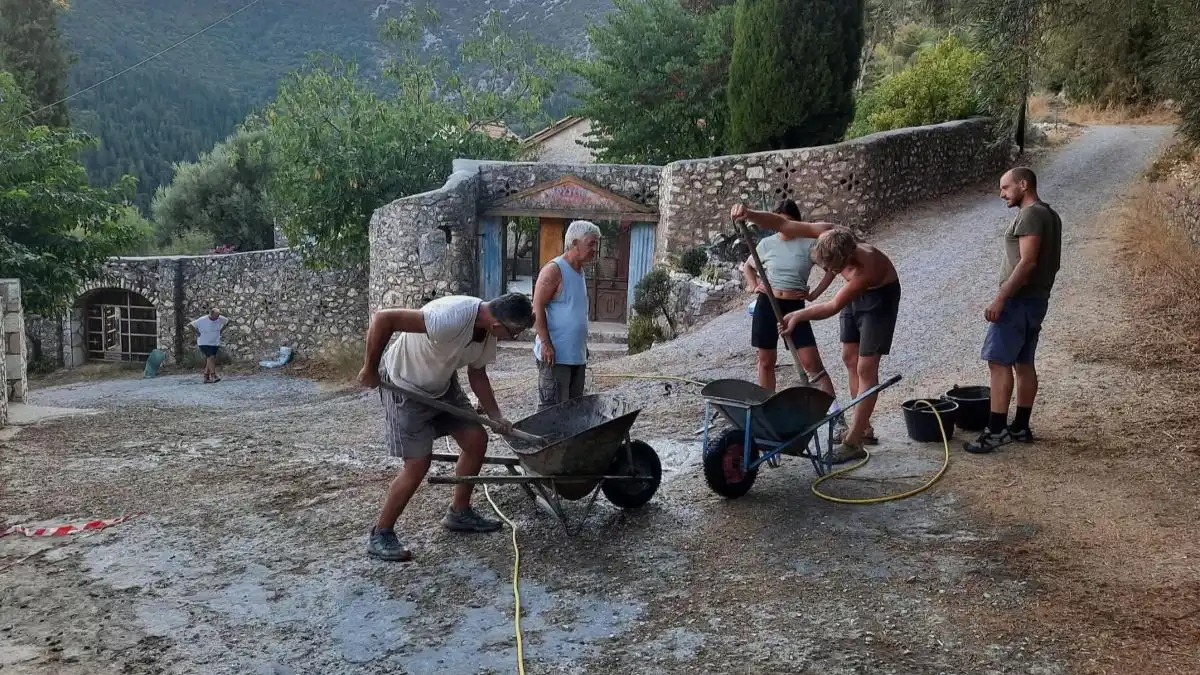 «Όταν οι κάτοικοι παίρνουν τον δρόμο στα χέρια τους…» – Στο Νεοχώρι Λευκάδας η αγάπη για τον τόπο γίνεται πράξη