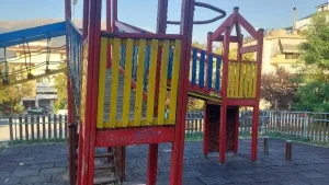 Ιωάννινα: Σε κακή κατάσταση η παιδική χαρά στην πλατεία Χατζή στους Αμπελόκηπους