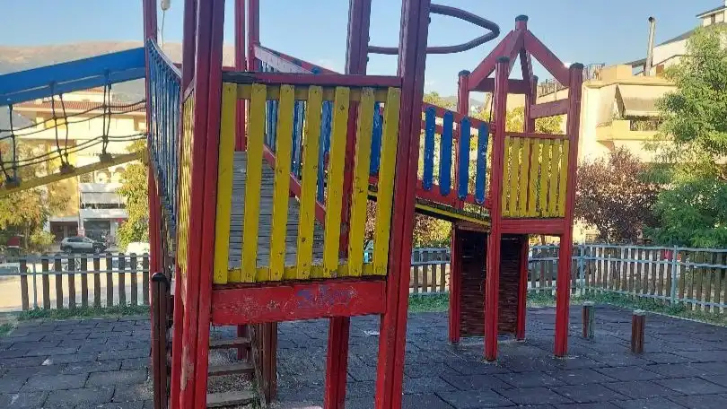 Ιωάννινα: Σε κακή κατάσταση η παιδική χαρά στην πλατεία Χατζή στους Αμπελόκηπους