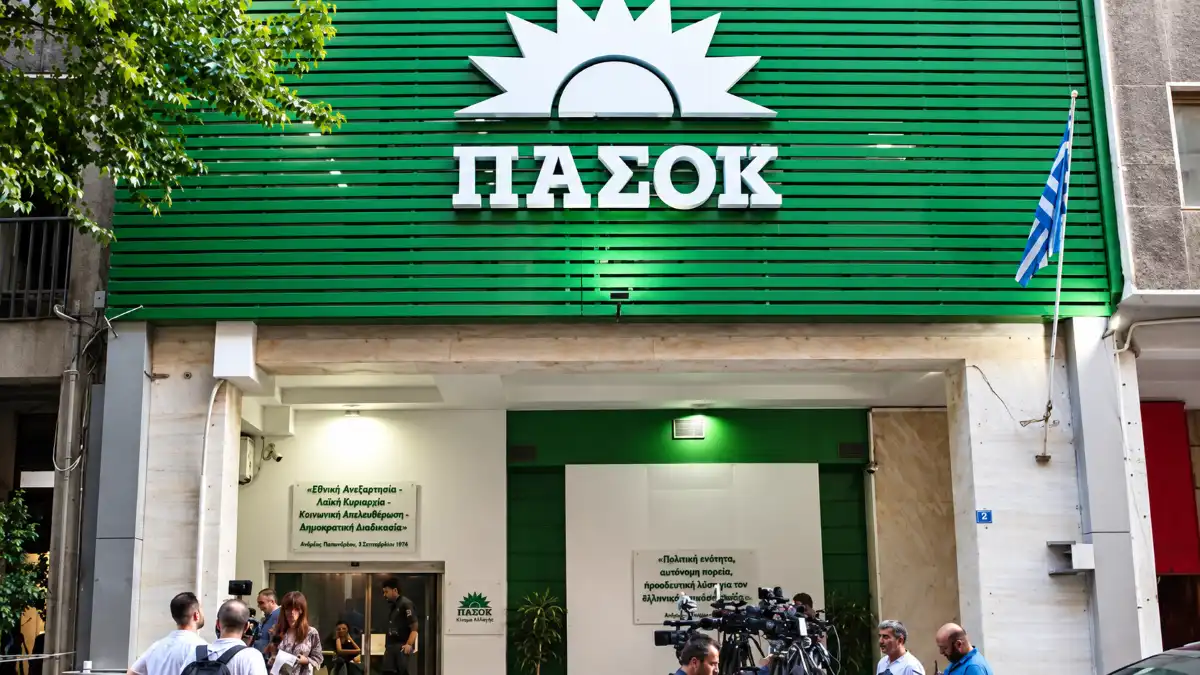 ΠΑΣΟΚ: «Τεχνητές αναπνοές προπαγάνδας» για να αναδειχθεί ο Τσίπρας ως αντίπαλος του Μητσοτάκη