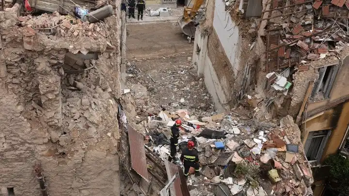 Πλάκα: Στον δεύτερο όροφο στρέφονται οι έρευνες για την έκρηξη – Ταυτοποιούνται με DNA οι έξι νεκροί