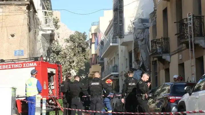 Έκρηξη σε κτίριο στην Πλάκα – Συνεχίζονται οι έρευνες της Πυροσβεστικής (βίντεο)