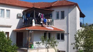 Ροδοτόπι Ιωαννίνων: Το ΚΚΕ καταγγέλλει άθλιες συνθήκες εργασίας και διαβίωσης μεταναστών εργατών