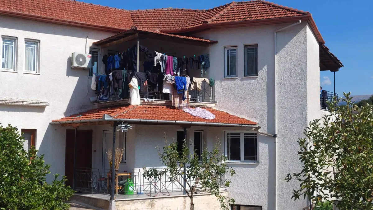 Ροδοτόπι Ιωαννίνων: Το ΚΚΕ καταγγέλλει άθλιες συνθήκες εργασίας και διαβίωσης μεταναστών εργατών