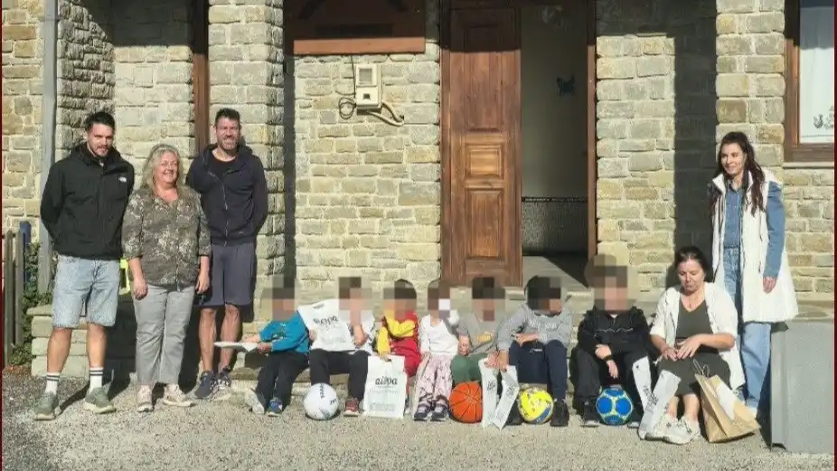 ΠΑΣ Ζαγορίου: Σχολικά είδη και μπάλες στους μικρούς μαθητές του Ζαγορίου