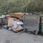 Ιωάννινα: Στρώματα, καρέκλες και ογκώδη αντικείμενα στον δρόμο κοντά στην πλατεία Ομήρου