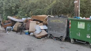 Ιωάννινα: Στρώματα, καρέκλες και ογκώδη αντικείμενα στον δρόμο κοντά στην πλατεία Ομήρου