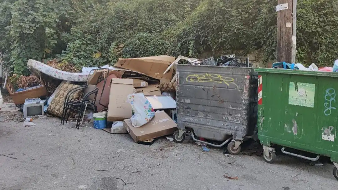 Ιωάννινα: Στρώματα, καρέκλες και ογκώδη αντικείμενα στον δρόμο κοντά στην πλατεία Ομήρου