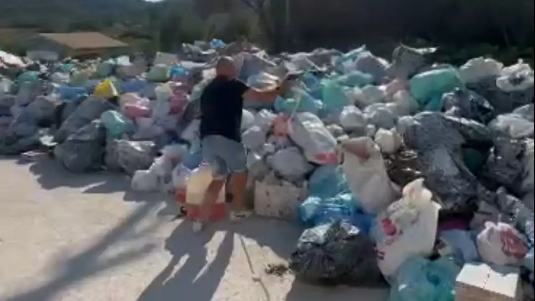 Νότια Κέρκυρα: Βουνά σκουπιδιών πνίγουν τον Νότο – Συναγερμός για δημόσια υγεία και ασφάλεια