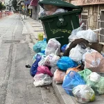 Υγειονομική βόμβα στην οδό Σπύρου Λάμπρου – Τα σκουπίδια συσσωρεύονται, το απορριμματοφόρο δεν μπορεί να προσεγγίσει
