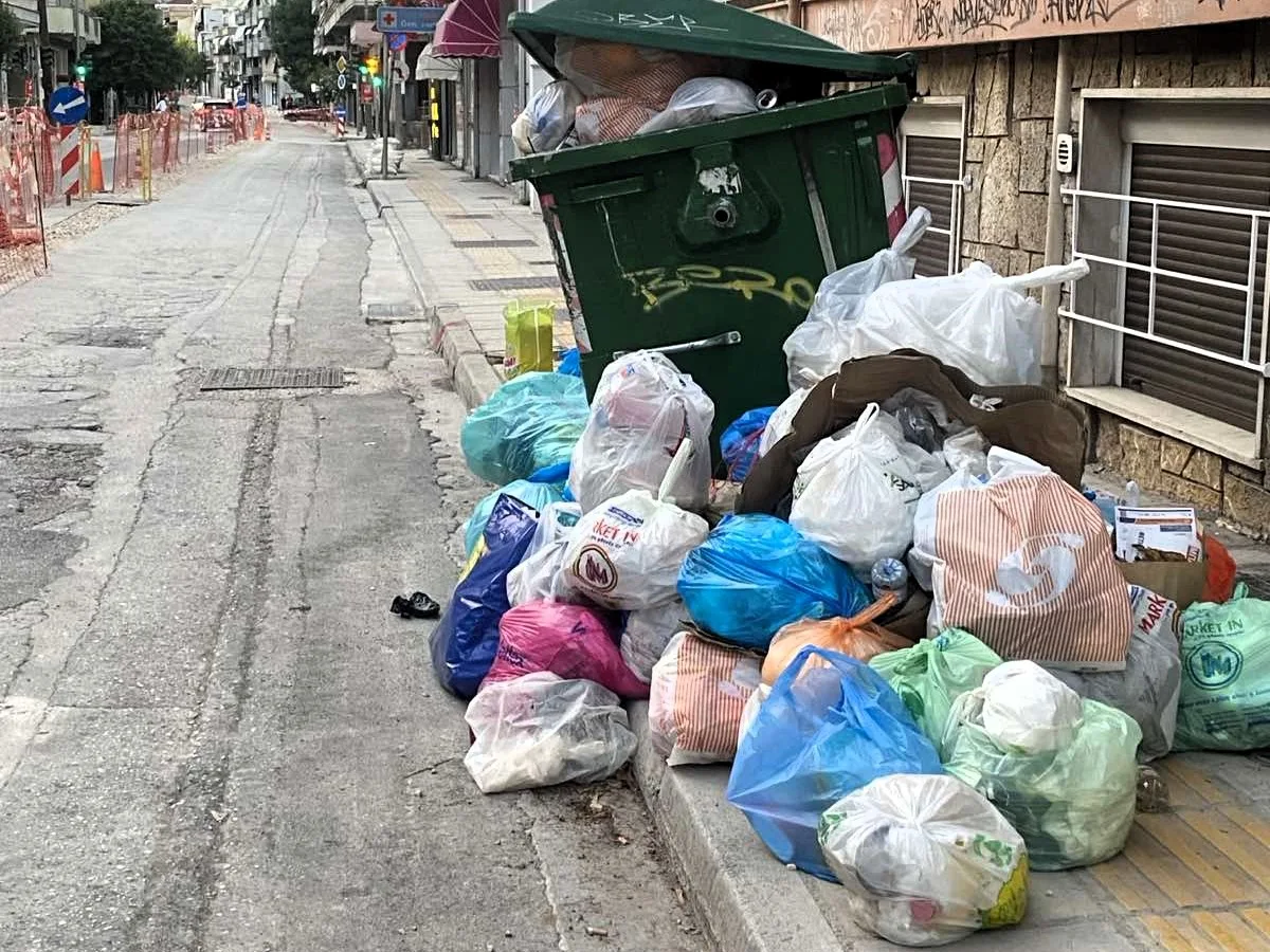 Υγειονομική βόμβα στην οδό Σπύρου Λάμπρου – Τα σκουπίδια συσσωρεύονται, το απορριμματοφόρο δεν μπορεί να προσεγγίσει
