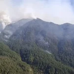 Κόνιτσα: Καλύτερη η εικόνα της φωτιάς – Παραμένει χωρίς έλεγχο στο πυκνό δάσος (βίντεο)