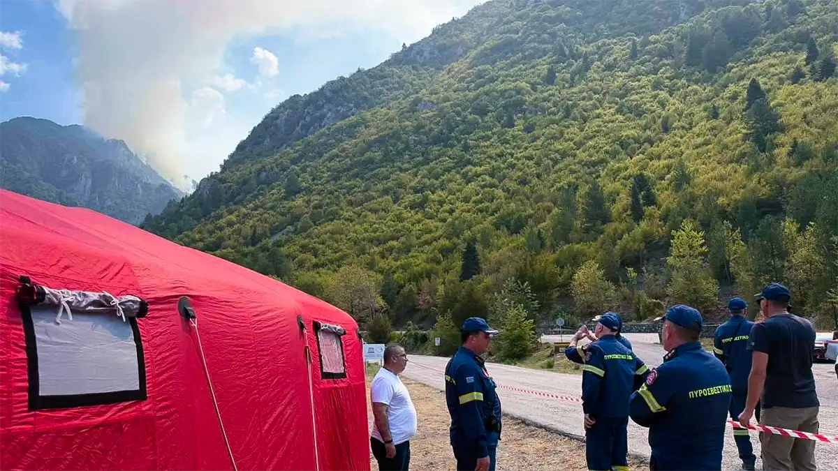 Φωτιά στην Κόνιτσα: Δύσκολη η κατάσταση στην Τραπεζίτσα – Στη μάχη και Εθελοντές του Ορειβατικού Συλλόγου Κόνιτσας (βίντεο)