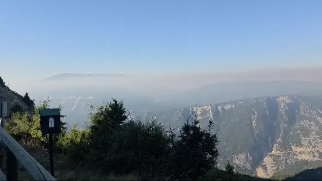 Από την Τραπεζίτσα Κόνιτσας μέχρι τα… Τζουμέρκα ο καπνός από τη μεγάλη φωτιά – Εικόνες από το Αμπελοχώρι (βίντεο)