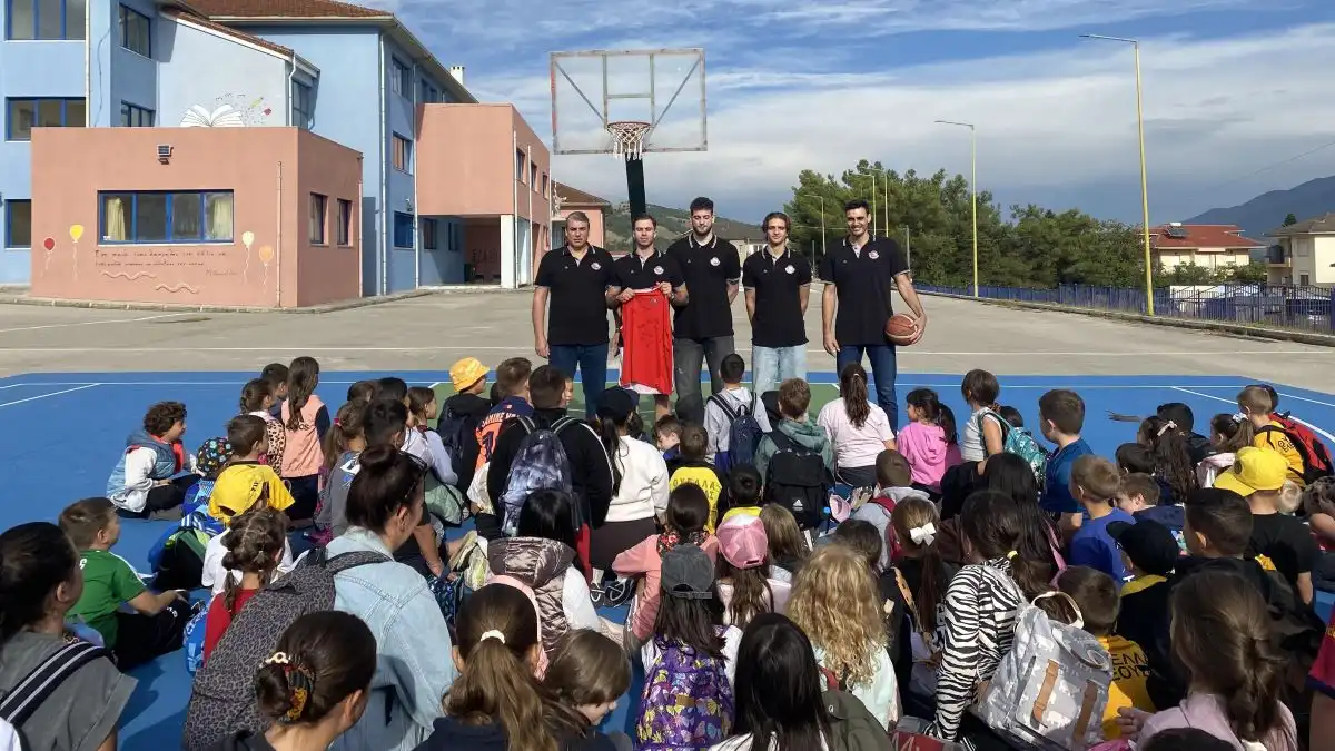 Οι Vikos Falcons στο 1ο Δημοτικό Σχολείο Ελεούσας για την Ημέρα Σχολικού Αθλητισμού