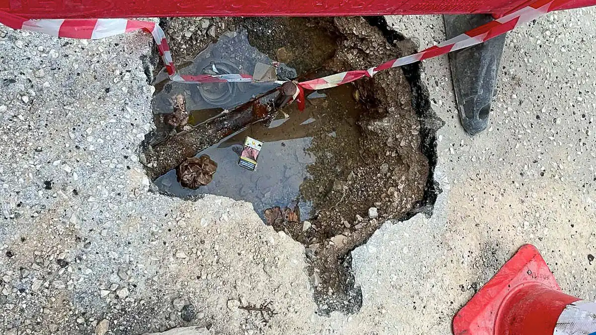 Ιωάννινα: «25 μέρες έτρεχε το νερό και σήμερα έσπασε η παροχή» – Καταγγελία στους Αμπελόκηπους (βίντεο)