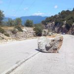 Πέντε Πηγάδια: Βράχος στη μέση του επαρχιακού δρόμου προς Γοργόμυλο