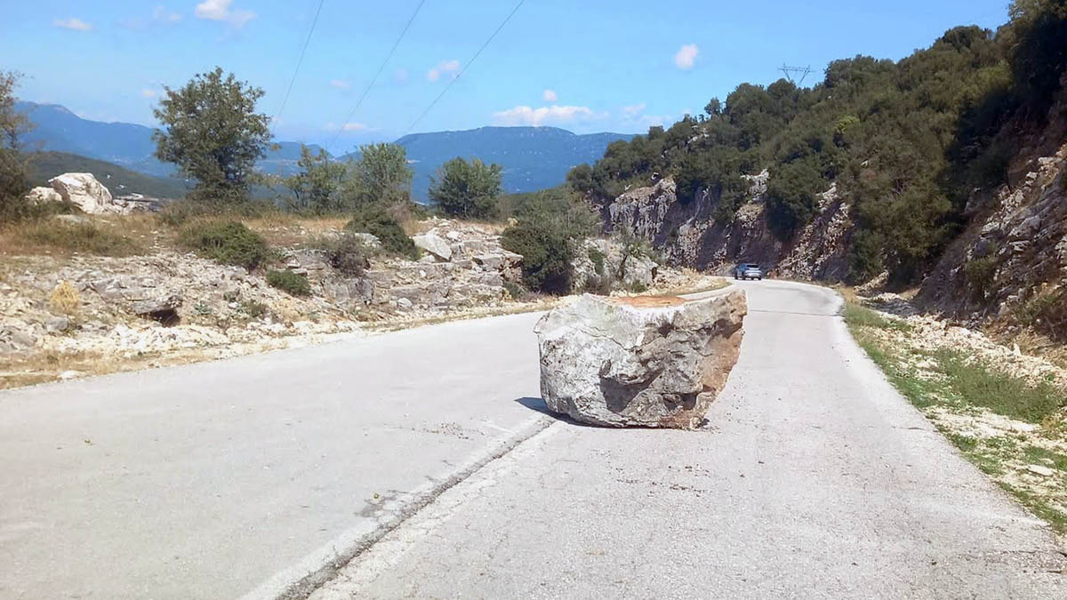 Πέντε Πηγάδια: Βράχος στη μέση του επαρχιακού δρόμου προς Γοργόμυλο