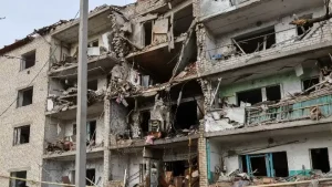 Ουκρανία: Τρεις νεκροί από ρωσικό πλήγμα σε εμπορικό κέντρο στο Σούμι