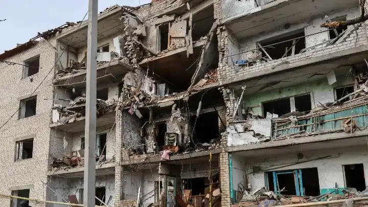 Ουκρανία: Τρεις νεκροί από ρωσικό πλήγμα σε εμπορικό κέντρο στο Σούμι