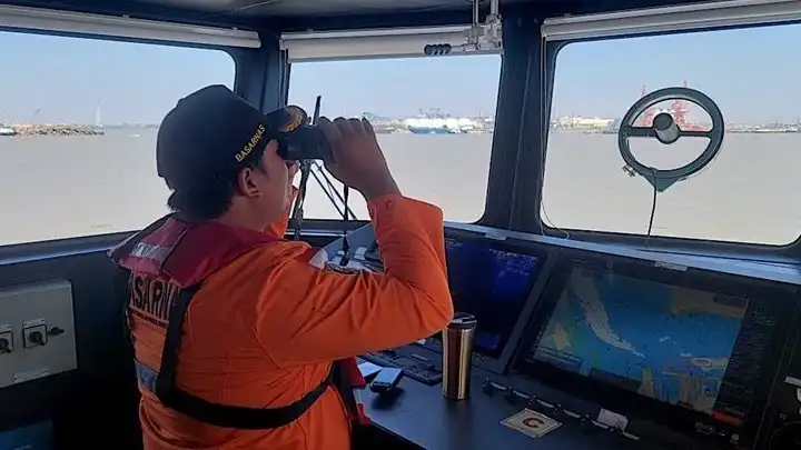 Ινδονησία: Αγωνία για 129 αγνοουμένους μετά τη βύθιση πορθμείου