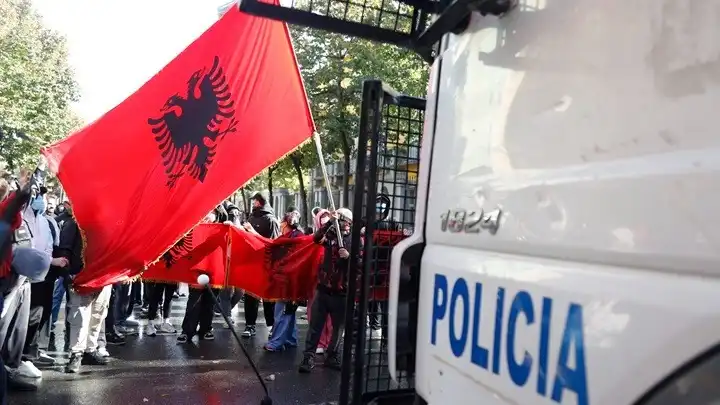 Αλβανία: Κλιμακώνεται η πολιτική κρίση – Ο Ράμα καλεί σε διάλογο, νέες διαδηλώσεις στα Τίρανα (βίντεο)