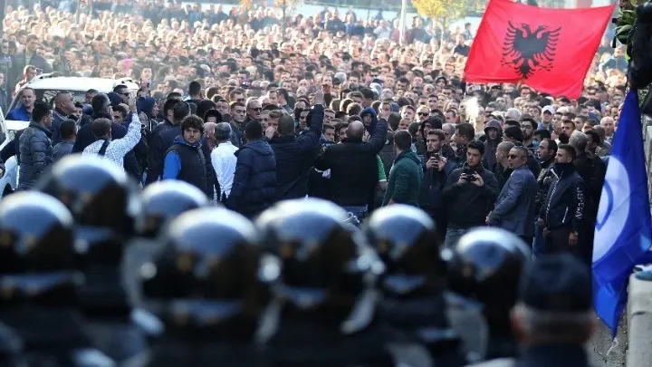 Αλβανία: Στους δρόμους οι φοιτητές κατά της κυβέρνησης Ράμα – Σοβαρά επεισόδια (βίντεο)