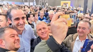 Η θερμή υποδοχή στον Γρηγόρη Δημητριάδη στην εκδήλωση για τα 52 χρόνια της ΝΔ